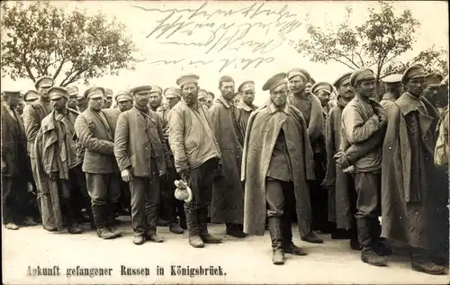 Ak Kriegsgefangenenlager Königsbrück, russische Kriegsgefangene bei der Ankunft, I. WK