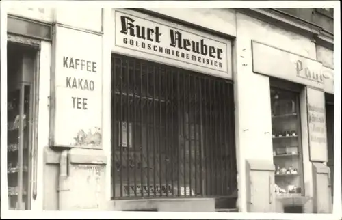 Foto Ak Geschäft Goldschmiedemeister Kurt Neuber, Schaufenstergitter, Geschäft f. Kaffee, Tee, Kakao