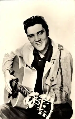 Ak Schauspieler und Sänger Elvis Presley, Portrait, Gitarre