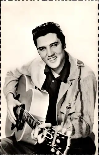 Ak Schauspieler und Sänger Elvis Presley, Portrait, Gitarre