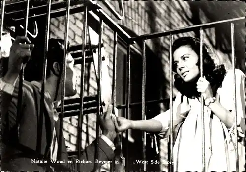 Ak Schauspielerin Natalie Wood, Schauspieler Richard Beymer, Filmszene West Side Story