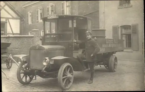 Foto Ak Solingen im Bergischen Land, Auto, Transportwagen, Mann in Uniform