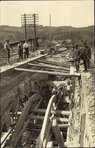 Foto Ak Brücke mit einem Stützgerüst aus Holz, Pioniere