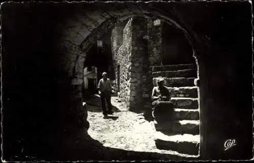 Ak Gorbio Alpes Maritimes, Alte Gasse, Treppe, Blick durch Bogen, Einheimische