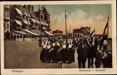 Ak Vlissingen Zeeland Niederlande, Boulevard Evertsen, Frauen in Tracht