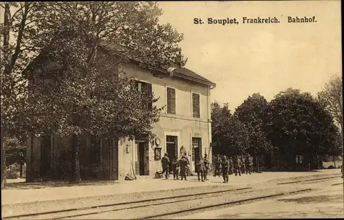 Ak Saint Souplet Nord, Blick auf den Bahnhof, Gleisseite, Deutsche Soldaten, I. WK