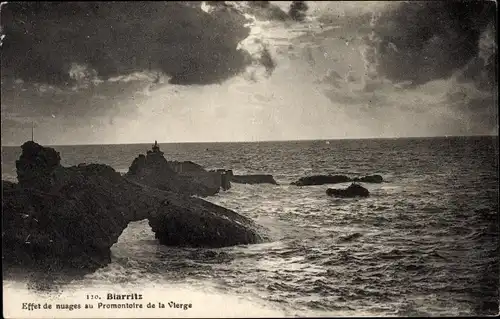 Ak Biarritz Pyrénées Atlantiques, Effet de nuages au Promontoire de la Vierge