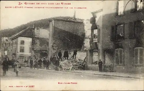 Ak Raon l'Étape Lothringen Vosges, Rue Jules Ferry, von den Deutschen in Brand gesteckt, 1. WK