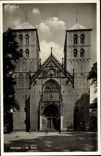 Ak Münster in Westfalen, Dom, Außenansicht, Türme, Passanten