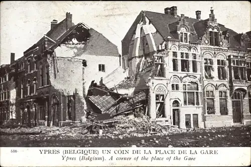 Ak Ypres Westflandern, Plage de la Gare, Bahnhofsplatz, Kriegszerstörungen