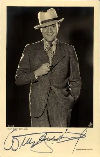 Ak Schauspieler Willy Fritsch, Portrait in Anzug, Hut, Zigarette, Ross Verlag 6420/1, Autogramm