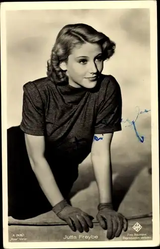 Ak Schauspielerin Jutta Freybe, Portrait, Handschuhe, Ufa Film, Ross Verlag A 2439 1, Autogramm