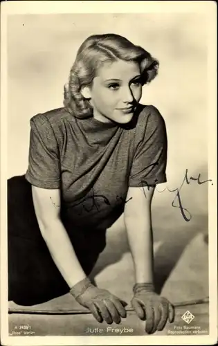 Ak Schauspielerin Jutta Freybe, Portrait, Handschuhe, Ufa Film, Ross Verlag A 2439 1, Autogramm