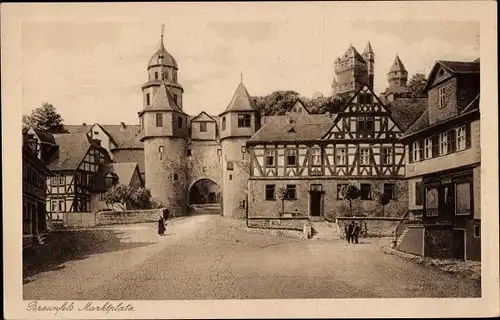 Ak Braunfels im Lahn Dill Kreis, Partie am Marktplatz, Tor, Fachwerkhäuser