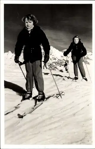 Ak Sankt St. Anton am Arlberg in Tirol, Prinzessin Irene und Beatrix auf Skiern, 1950