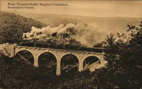Ak Boppard am Rhein, Neue Hunsrückbahn fährt über das Rauschenloch Viadukt, Wald