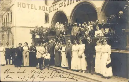 Foto Ak Bad Bertrich an der Mosel Eifel, Gruppenportrait am Hotel