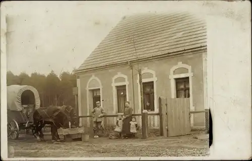 Foto Ak Groß Dölln Templin in der Uckermark, Familie vor einem Wohnhaus