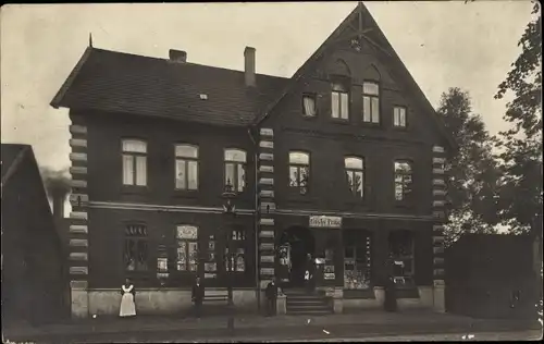 Foto Ak Visselhövede in Niedersachsen, Personen vor einem Geschäft