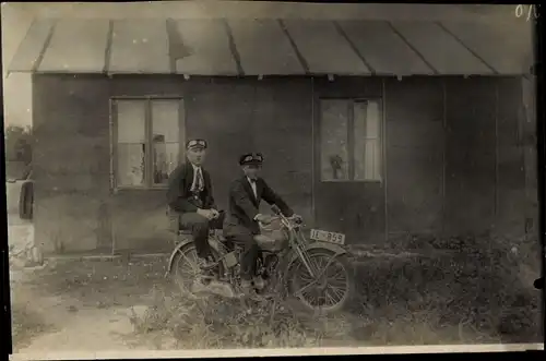 Foto Provinz Brandenburg, Zwei Männer auf einem Motorrad, IE 859