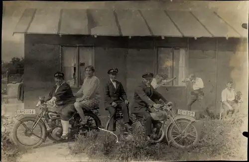 Foto Provinz Brandenburg, Männer und Frau mit Motorrad, IE 859, IA 23124