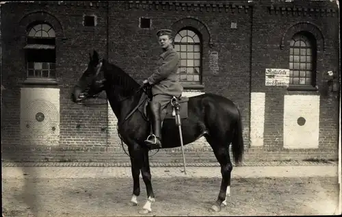 Foto Ak Köln Deutz, Deutscher Soldat in Uniform auf einem Pferd, I WK