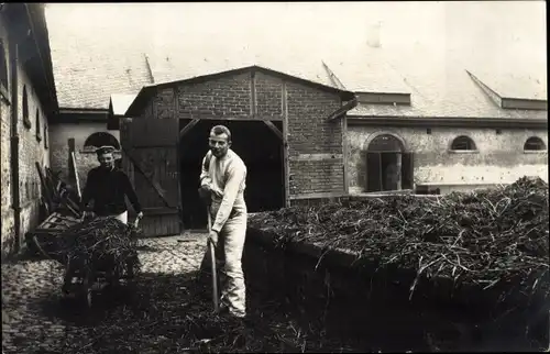 Foto Ak Köln Deutz, Soldaten beim Ausmisten, I WK