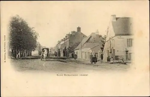 Ak Sains-Richaumont Aisne, Straßenpartie, Fuhrwerk, Häuser