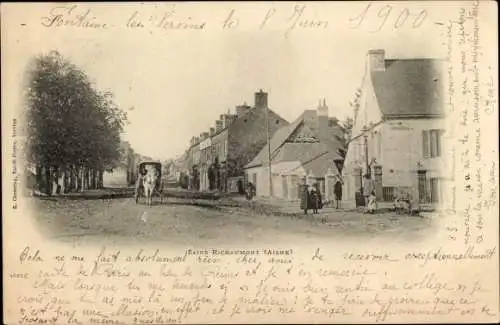 Ak Sains-Richaumont Aisne, Straßenpartie, Fuhrwerk, Häuser