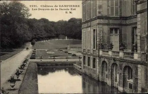 Ak Dampierre-Yvelines, Schloss, die Wassergräben der Ostfassade