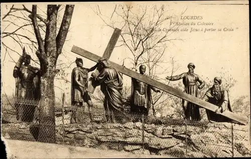 Ak Lourdes Hautes Pyrénées, Kreuzwegstation, Simon von Cyrene hilft Jesus das Kreuz zu tragen