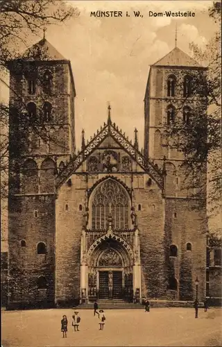 Ak Münster in Westfalen, Dom, Westseite, Außenansicht, Türme, Passanten