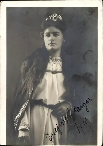 Foto Schauspielerin Josefine Gstaiger, Portrait mit Krone, Gewand, Autogramm