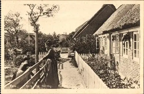 Ak Fanø Dänemark, Parti fra Nordby, Häuser, Frauen im Garten