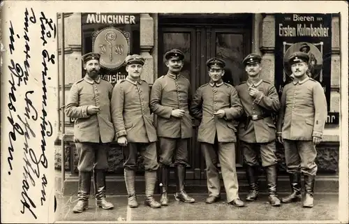 Foto Ak München, Gastwirtschaft, Bieren, Ersten Kulmbacher, Gruppenfoto, Soldaten