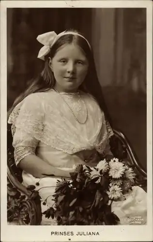 Ak Prinzessin Juliana der Niederlande, Portrait mit Blumenstrauß