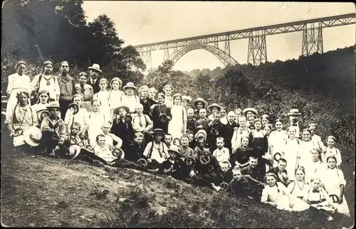 Foto Remscheid im Bergischen Land, Gruppenportrait mit Müngstener Brücke