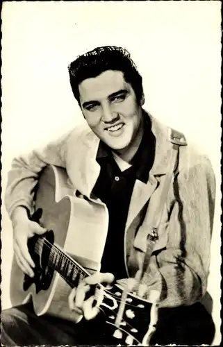 Ak Schauspieler und Sänger Elvis Presley, Portrait, Gitarre