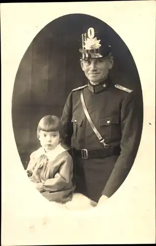 Foto Ak Herzogenrath, Polizist in Uniform mit Tschako, Enkelin Eleonora, 1928