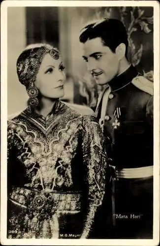 Ak Schauspielerin Greta Garbo, Schauspieler Ramon Novarro, Portrait, Mata Hari, Filmszene