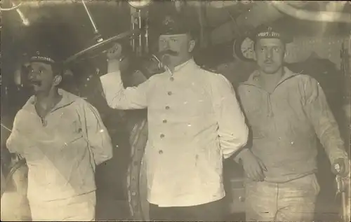 Foto Ak Kapäitan und Seeleute auf SMS Kaiser Barbarossa, Maschinenwache