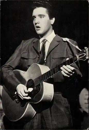 Ak Sänger und Schauspieler Elvis Presley, Portrait, Gitarre