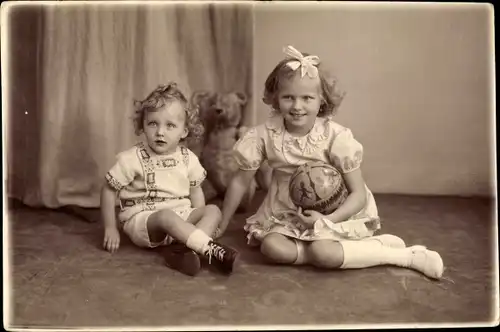 Foto Kinderportrait, Mädchen und Junge mit Ball und Teddybär, Oktober 1940