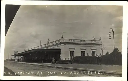Foto Ak Rufino Argentinien, Bahnhof, Gleisseite