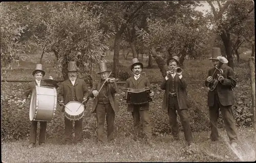 Foto Ak Musizierende Männer, Musikinstrumente, Trommel, Trompete