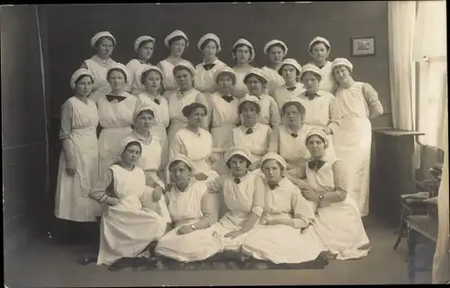 Foto Ak Gruppenbild der Krankenschwestern, Pflegepersonal, Lazarett