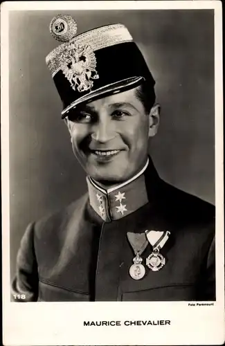 Ak Schauspieler Maurice Chevalier, Bierkrug, Uniform, Abzeichen