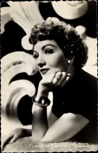 Ak Schauspielerin Claudette Colbert, Portrait, Paramount