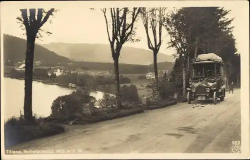 Ak Titisee Neustadt im Breisgau Hochschwarzwald, Auto, Straßenpartie