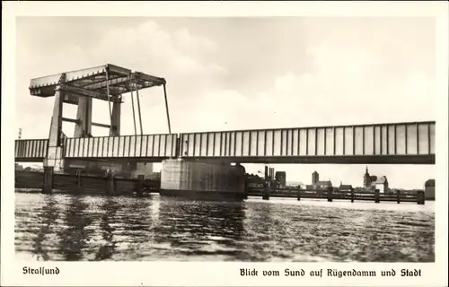 Ak Stralsund, Blick vom Sund auf Rügendamm und Stadt, Hebebrücke